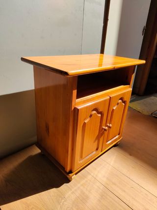 Mueble TV pino con ruedas