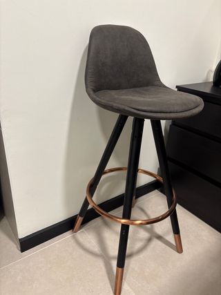 Taburete moderno negro y marrón. 