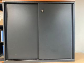 Armario metálico gris y marrón esteuctura metalica