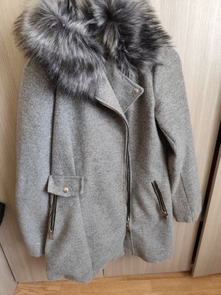 Abrigo gris con capucha de pelo
