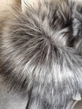 Abrigo gris con capucha de pelo