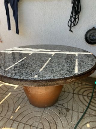 Tavolo da giardino in marmo con botijo in ceramica