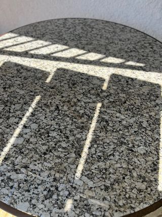 Tavolo da giardino in marmo con botijo in ceramica