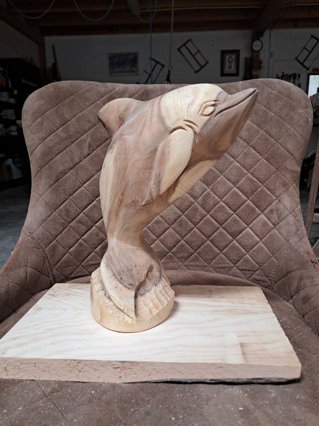 Delfino in legno intagliato a mano