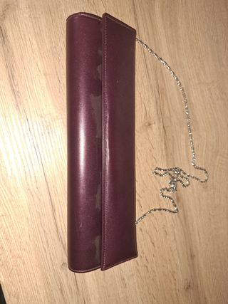 Cartera sobre Morada
