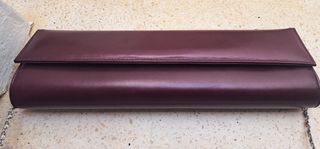 Cartera sobre Morada