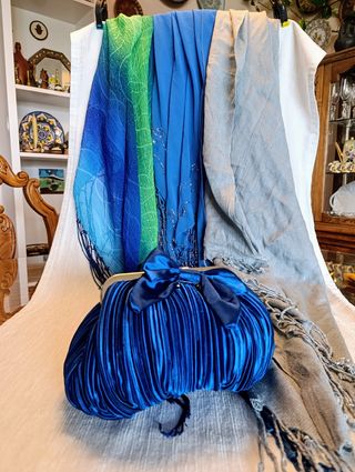 Lote de fulares y bolso de mano 