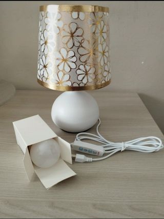 Lampada da tavolo bianca e oro