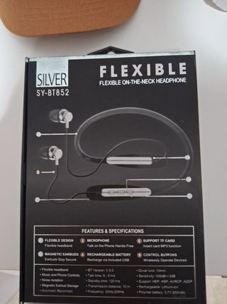 Auriculares Silver y Cargador Apokin.