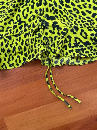 Top estampado leopardo verde talla S con escote