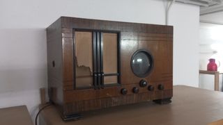 Radio antigua La Voz de su Amo.  gramófono.