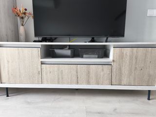 Mueble bajo tele y vitrina de salón