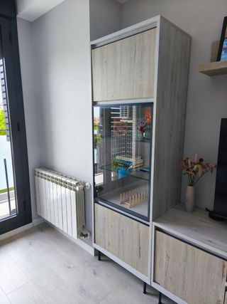 Mueble bajo tele y vitrina de salón