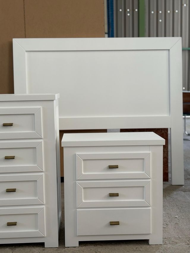 Dormitorio blanco - Cabecero y mesita