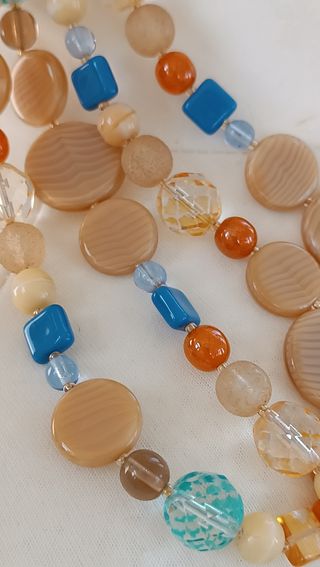 Collar beige y azul - cuentas