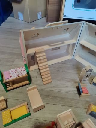 Casita muñecas madera con 4 estancias y accesorios