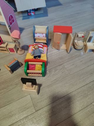 Casita muñecas madera con 4 estancias y accesorios