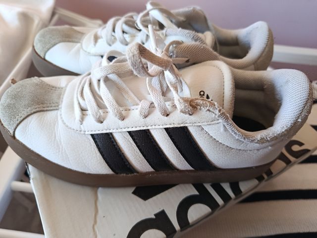 Zapatillas Adidas blancas y negras