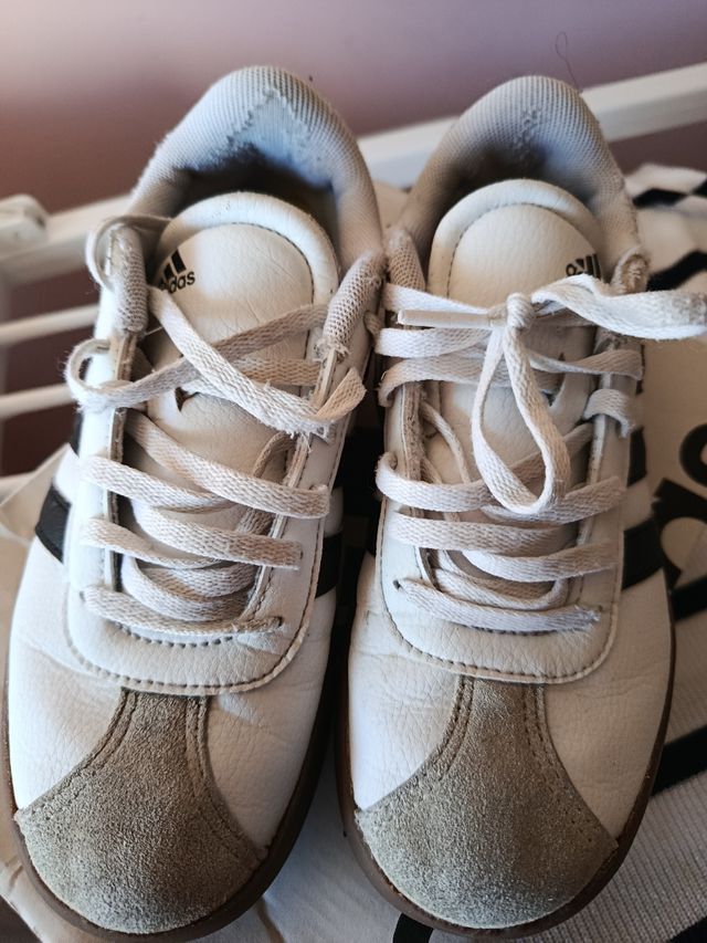 Zapatillas Adidas blancas y negras