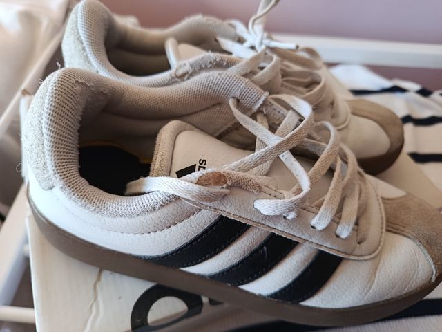 Zapatillas Adidas blancas y negras