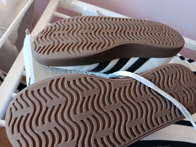 Zapatillas Adidas blancas y negras