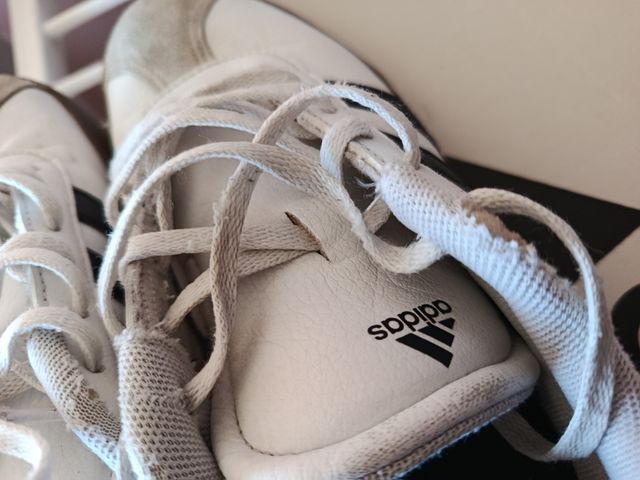 Zapatillas Adidas blancas y negras