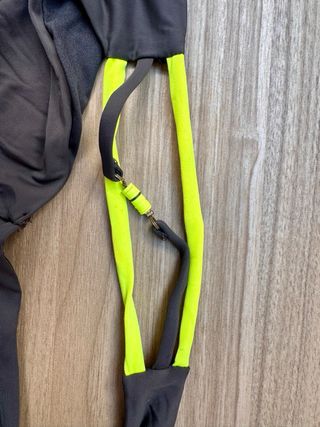 Costume marrone giallo fluo