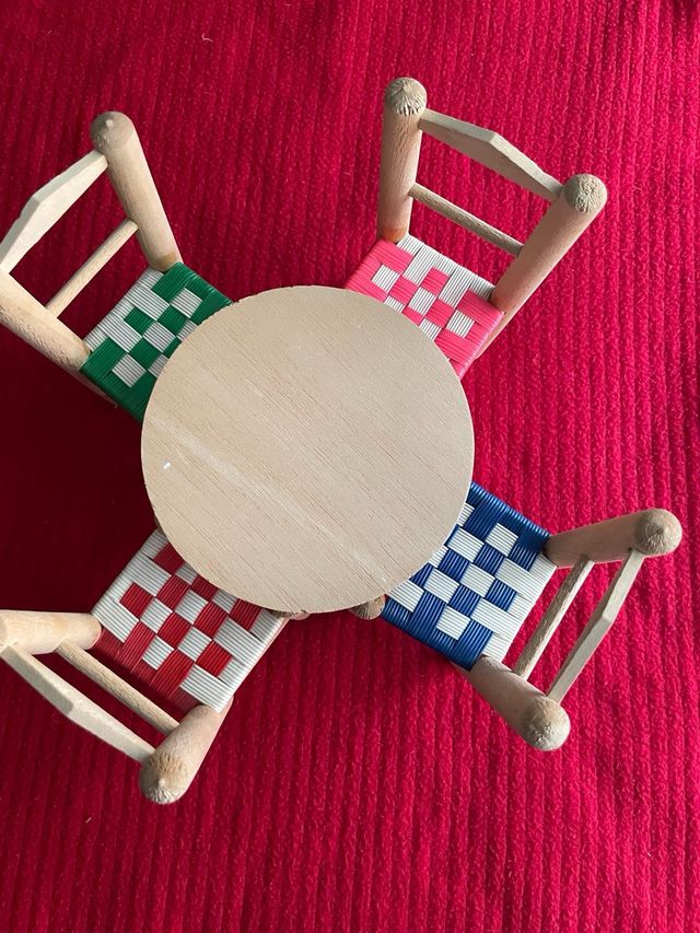 Mesa camilla con sillas para muñecos