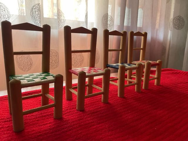 Mesa camilla con sillas para muñecos