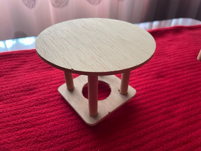 Mesa camilla con sillas para muñecos