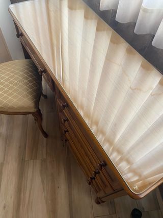 Escritorio de madera antiguo con silla
