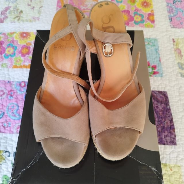 Sandalias cuña Gades beige en piel.