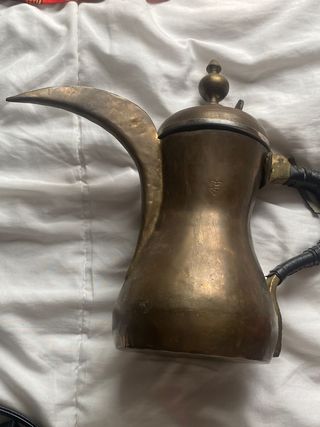 Preziosa collezione di antiche caffettiere in ottone