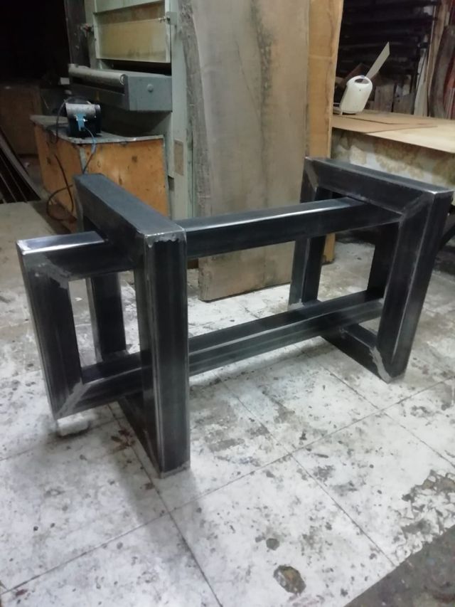 Base da tavolo in metallo industriale nero