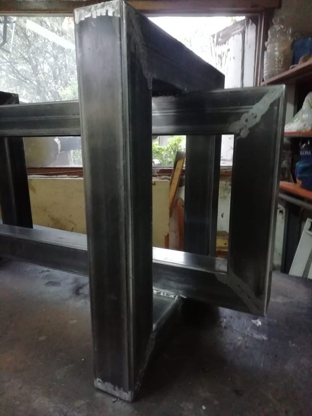 Base da tavolo in metallo industriale nero