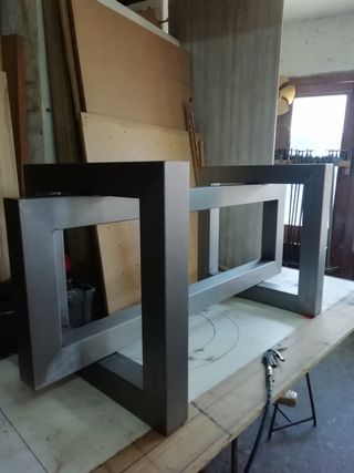 Base mesa metal industrial negra