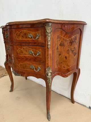 Cómoda con cajones con formas,