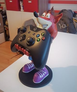 Soporte universal mando de consolas crash bandicot