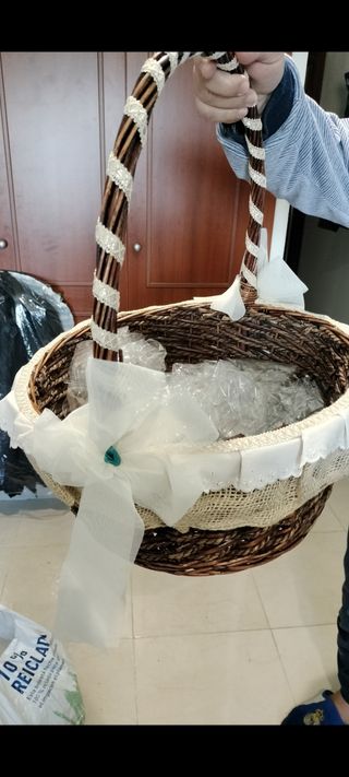 Cesto mimbre para comunión o  bautizo.