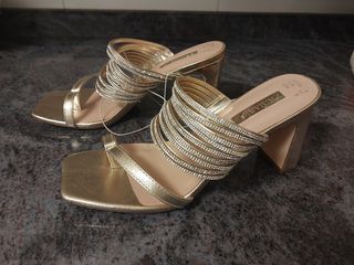 Sandalias doradas sin estrenar. Talla 37
