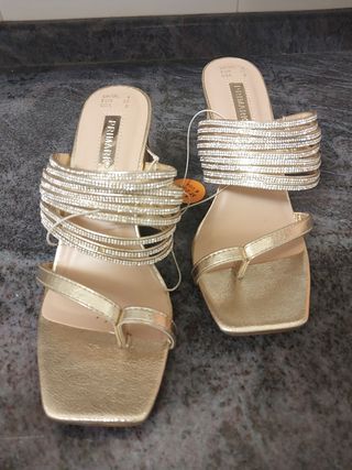 Sandalias doradas sin estrenar. Talla 37