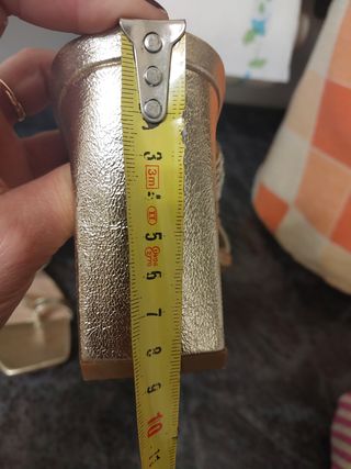 Sandalias doradas sin estrenar. Talla 37
