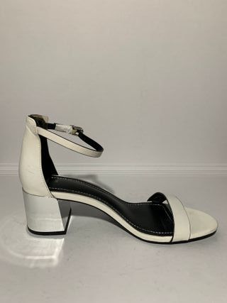 Tacones blancos mujer con tacones plateados