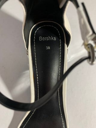 Tacones blancos mujer con tacones plateados