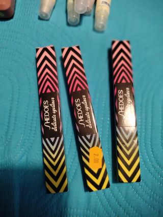 Perfumes y broches arcoiris
