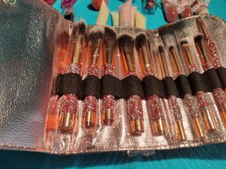 Perfumes y broches arcoiris