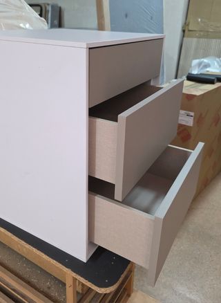 Mesita 3 cajones blanco gris.