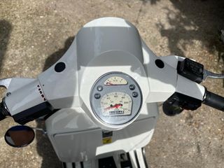 Vespa PX125 blanca