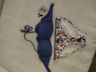 Bikini con etiqueta.