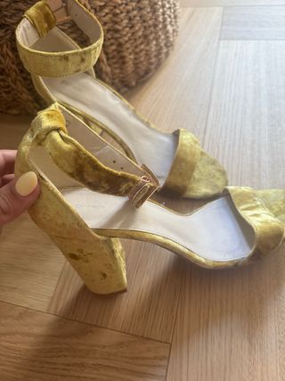 Tacones terciopelo ocre dorado Pimkie